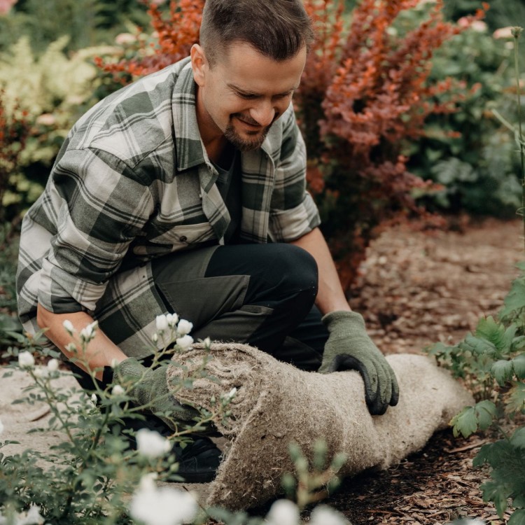BIOwełna rozkładanie w ogrodzie.jpg