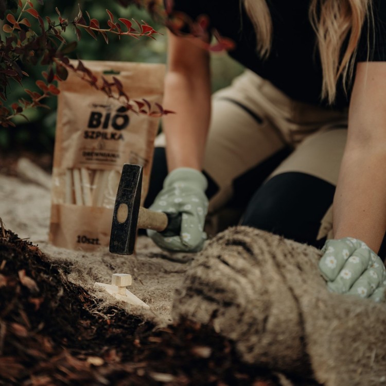 BIOwełna przytwierdzona bio szpilkami.jpg